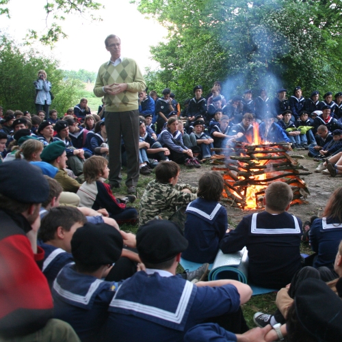 Eugeniusz Wróbel wśród harcerzy podczas ogniska